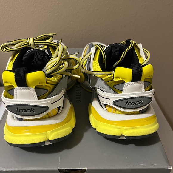 Cute and sporty worn once size 37 does not have box only bag and extra laces - Picture 5 of 7